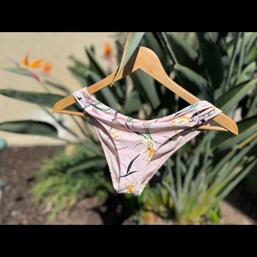 O’Neill 🌸 Claris Pink Flower Swimsuit Bikini Bottoms String Sides Size Large